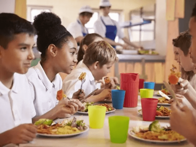 What time does Secondary School start and finish in the UK?