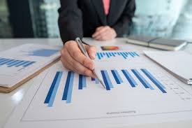 Is Economics a Hard Major? 